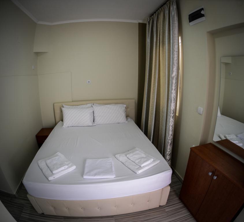 Crown Hotel Неа Скиони Стая снимка