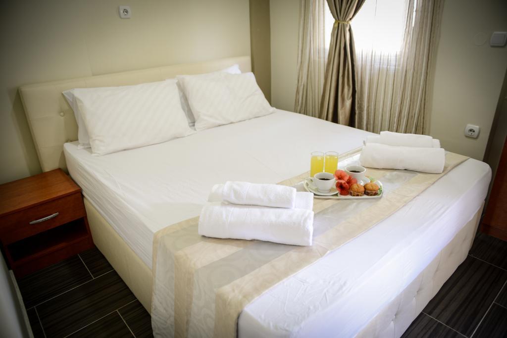 Crown Hotel Неа Скиони Стая снимка