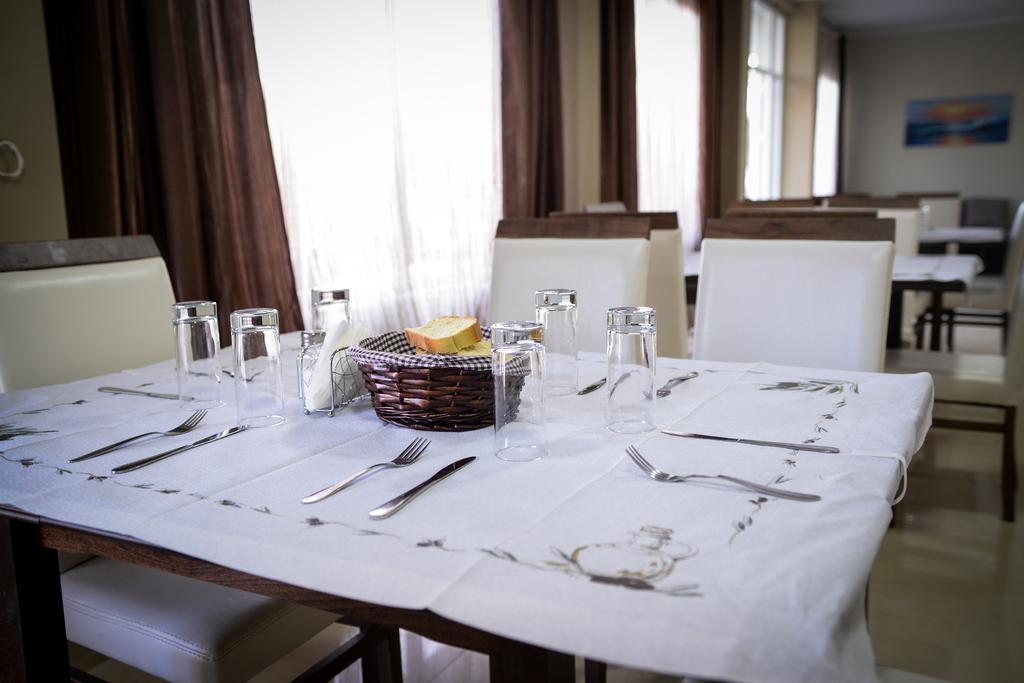 Crown Hotel Неа Скиони Екстериор снимка