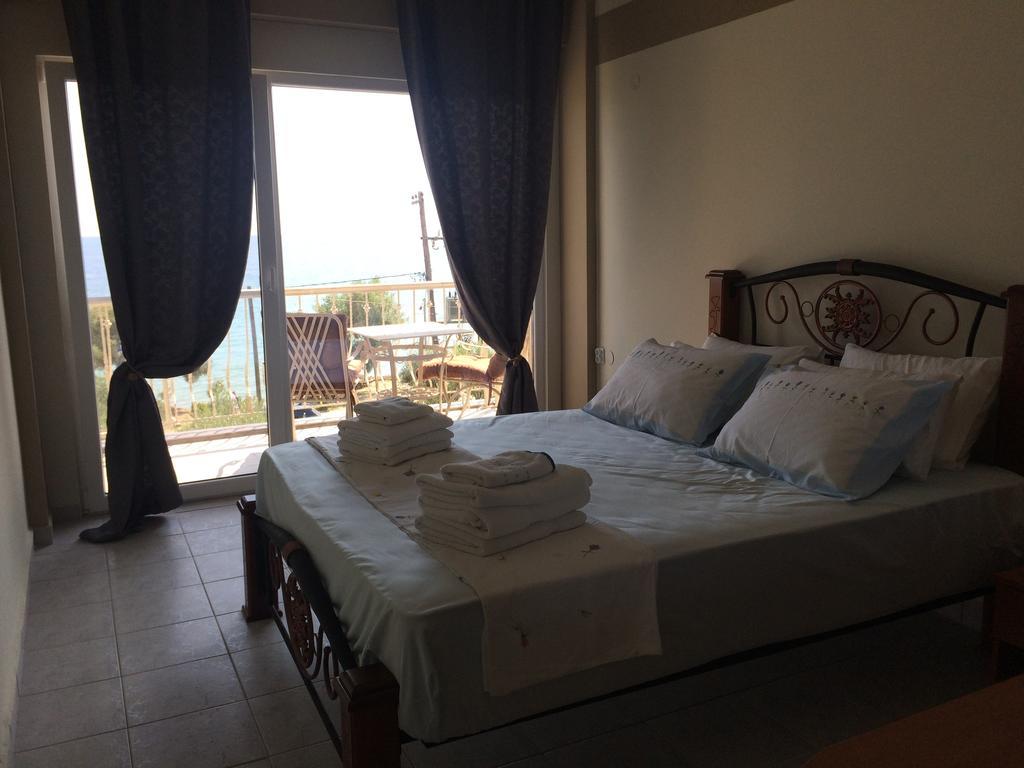 Crown Hotel Неа Скиони Стая снимка